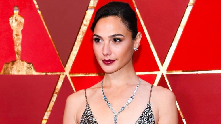 Gal Gadot Joins Dwayne Johnson in ‘Red Notice’ Gal Gadot Joins Dwayne Johnson in ‘Red Notice’