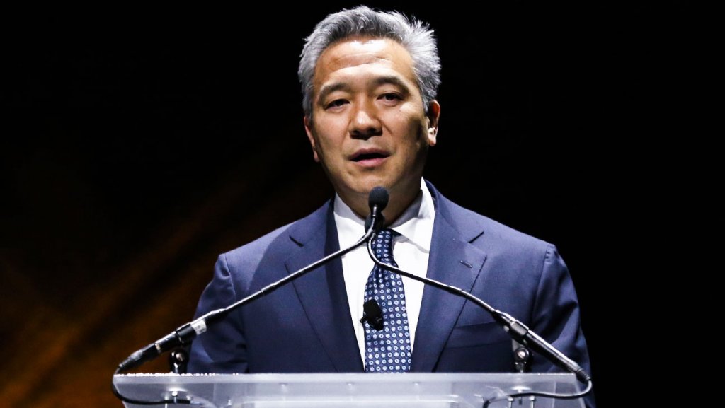 Warner Bros.’ Kevin Tsujihara Steps Down as Studio Chief Warner Bros.’ Kevin Tsujihara Steps Down as Studio Chief