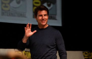 tom-cruise-waving
