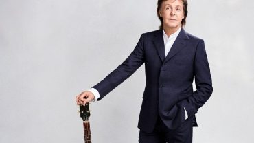 paul-mccartney-press-photo-02-2019-nlm-billboard-1024×677